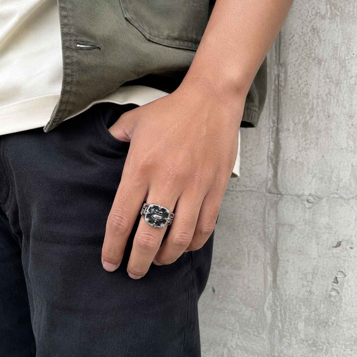 R003 JESTER GRIN ADJUSTABLE RING